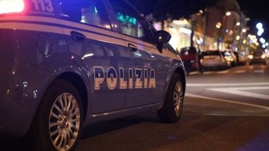 Tenta di strangolare la madre e aggredisce il padre: giovane arrestato a Catanzaro