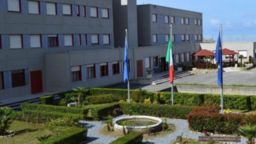 Carcere di Paola. Sequestrati telefoni cellulari e armi rudimentali