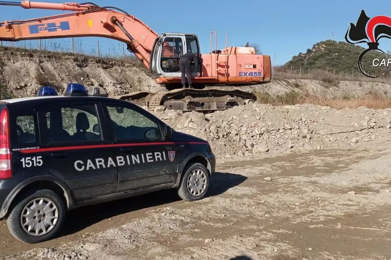 Prelevavano inerti dal fiume Nicà tra le province di Crotone e Cosenza: tre arresti