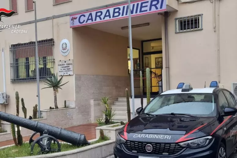 Isola Capo Rizzuto. Picchia la madre e le ruba la carta di credito: denunciato un 18enne