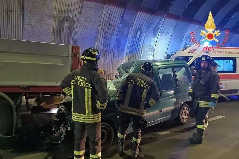 Grave incidente nel Catanzarese: due vittime nello scontro tra vettura e camion