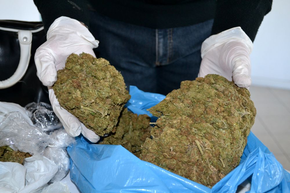 Gioia Tauro, sequestrati 3 chili di cannabis nascosti tra generi alimentari