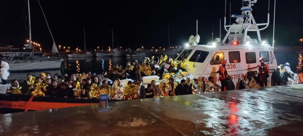 Migranti, nuovo sbarco nella Locride: 32 soccorsi in mare aperto