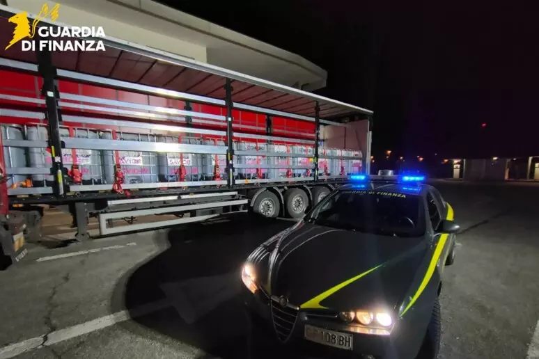 Sequestrati 120mila litri di alcol etilico spacciato per disifettante: era destinato anche a Reggio Calabria