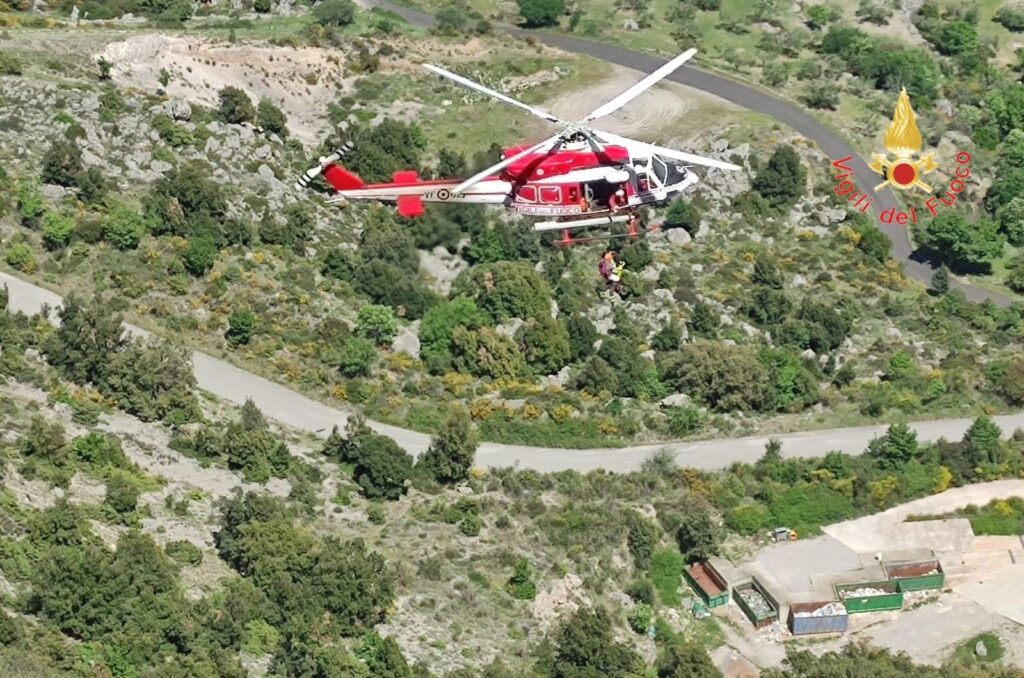 Si infortuna su una parete rocciosa a Civita: escursionista soccorso dai Vigili del fuoco