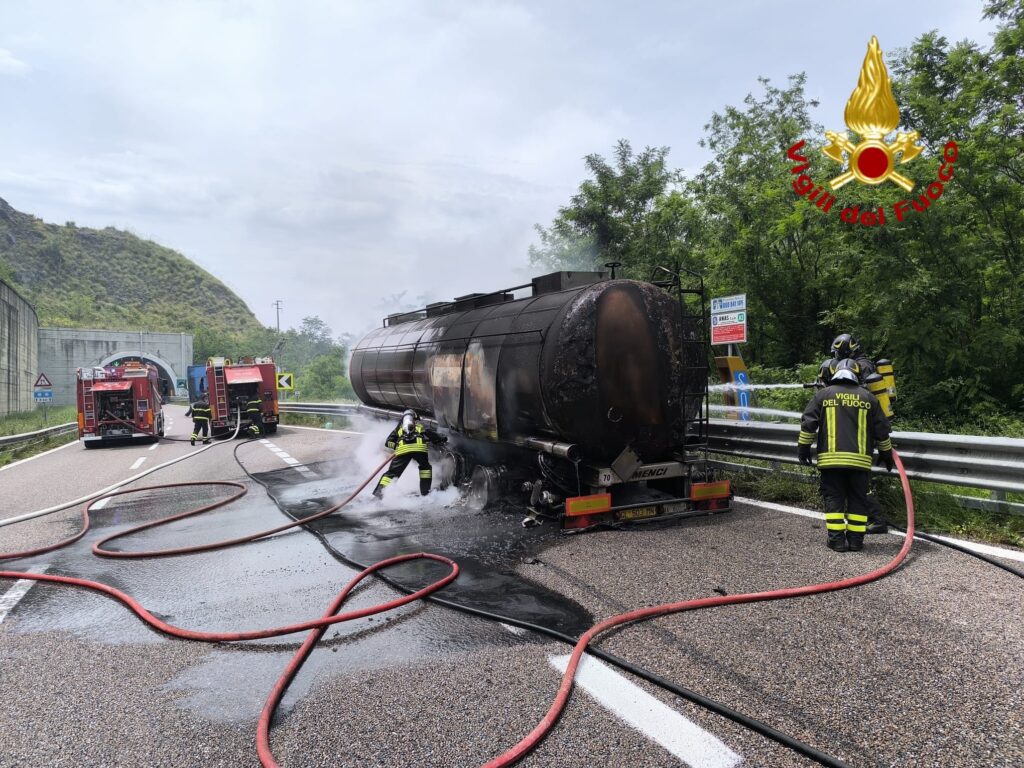 Autotreno in fiamme sull’autostrada A2 a San Mango d’Aquino