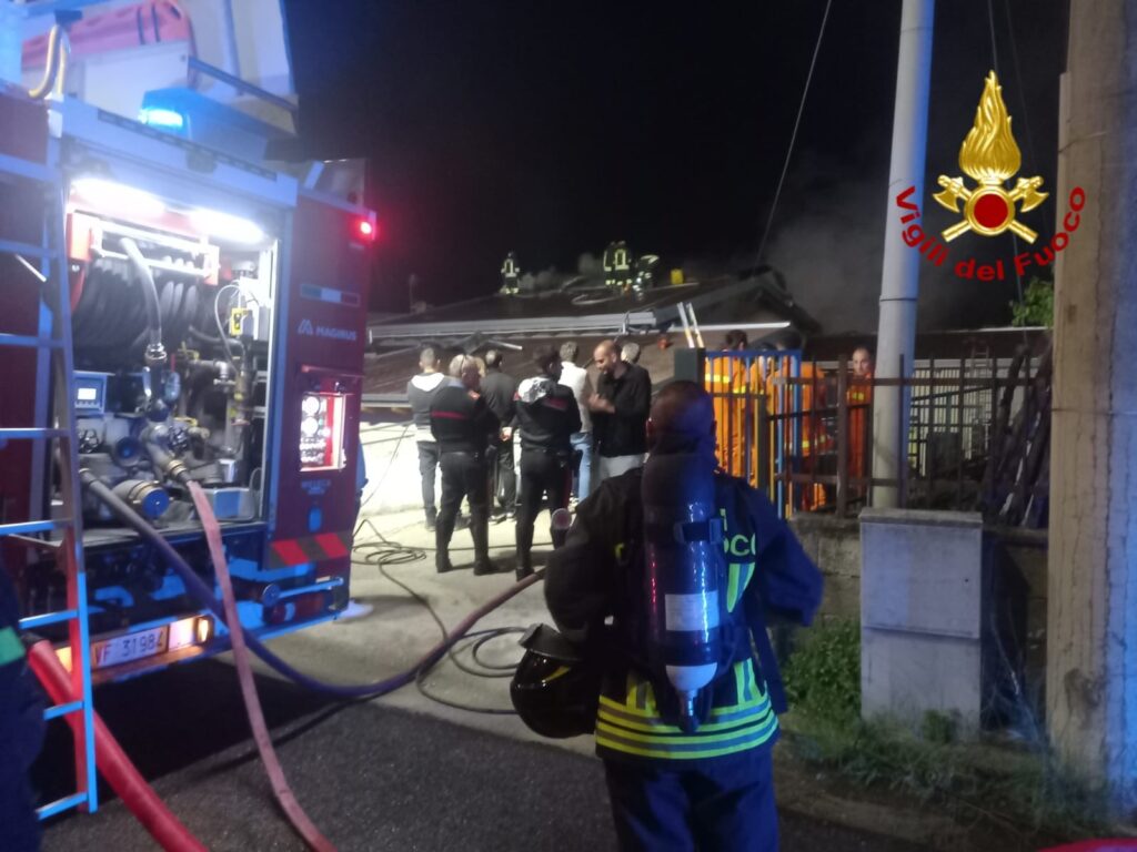 Paura a Santo Stefano di Rogliano: a fuoco tetto della Scuola dell’Infanzia
