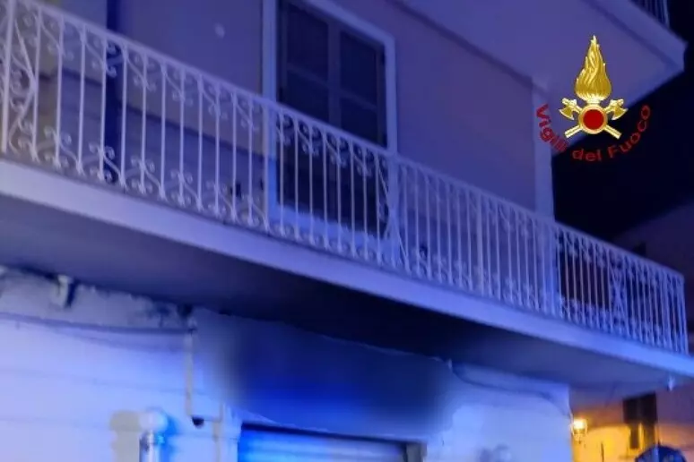 Lamezia Terme. Incendio a due locali: proseguono le indagini dei carabinieri