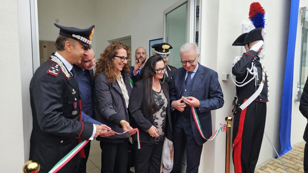A San Ferdinando inaugurata nuova caserma dei carabinieri: Sottosegretario Mantovano taglia il nastro