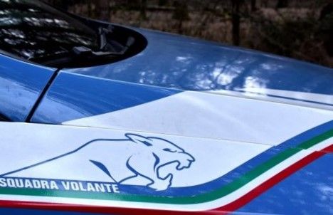 Tenta di strangolare la madre e aggredisce il padre: giovane arrestato a Catanzaro