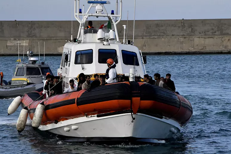 Primo sbarco dell’anno a Crotone: al porto 65 migranti soccorsi in mare