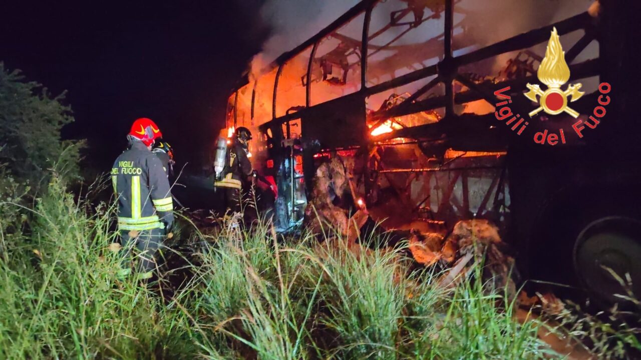 Soverato. Autobus di una scuola guida distrutto dalle fiamme: illesi istruttore e allievo