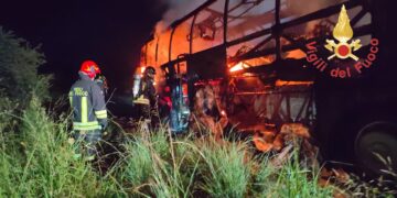 Soverato. Autobus di una scuola guida distrutto dalle fiamme: illesi istruttore e allievo