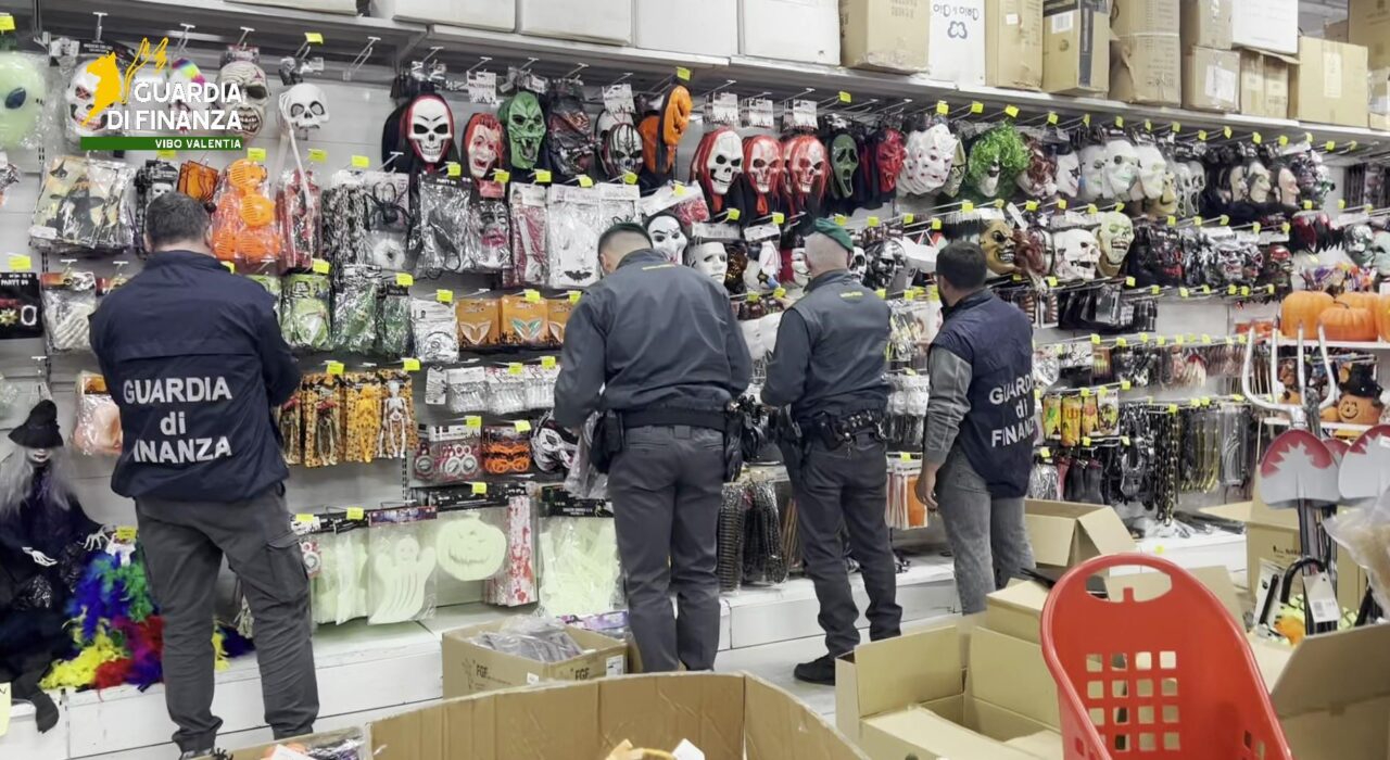 Vibo Valentia. Sequestrati oltre 3.400 articoli tra prodotti di Halloween e bigiotteria (Video)