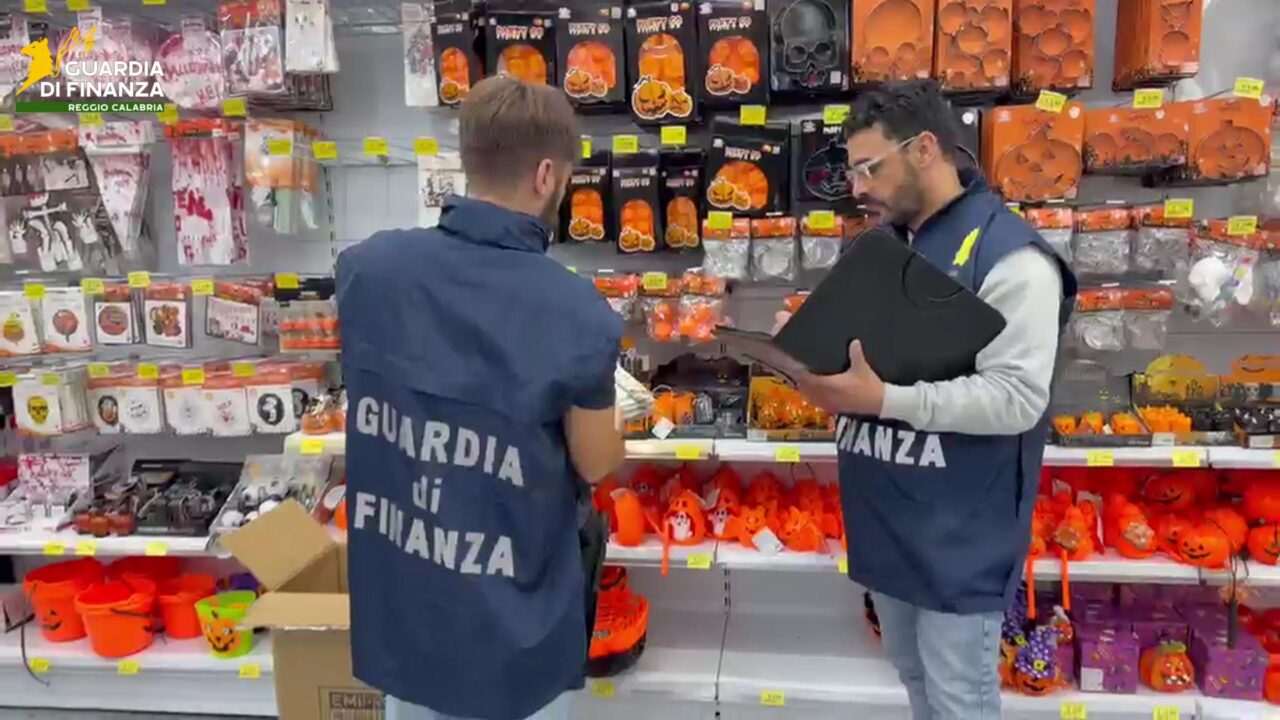 Reggio Calabria. Sequestrati oltre 38mila articoli di Halloween non sicuri (Video)
