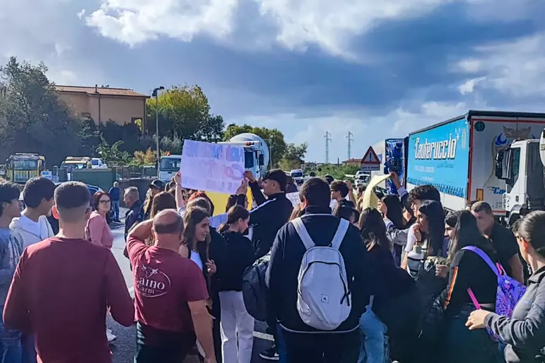 Protesta Tir sospesa. A Tortora cittadini e autotrasportatori mantengono il presidio sulla Statale 18
