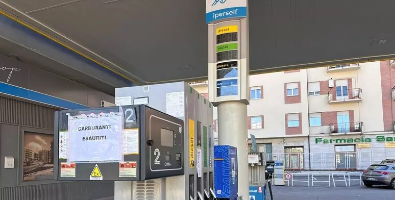 Emergenza carburanti a Cosenza, benzina e diesel quasi esauriti: città in affanno