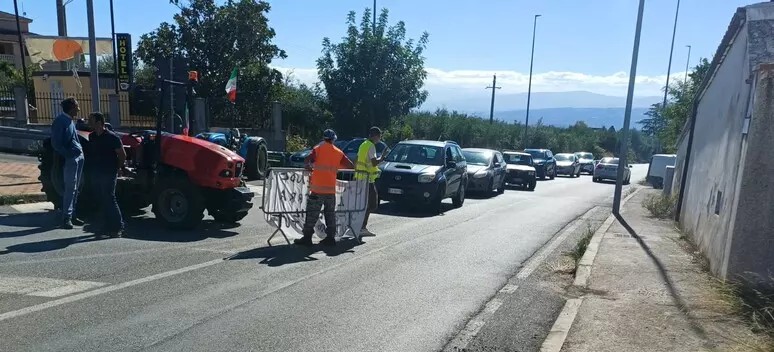 Castrovillari. Agricoltori al quarto giorno di protesta: «Siamo invisibili»