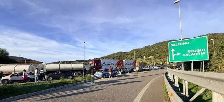 Caro carburante. Cresce la protesta: disagi allo svincolo A2 di Falerna