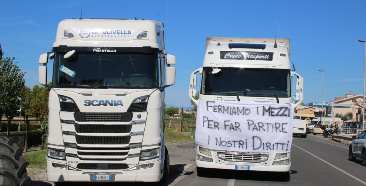 Protesta Tir in Calabria. Presidi smantellati e consegne riprese: resta l’attesa per il tavolo del 27 ottobre