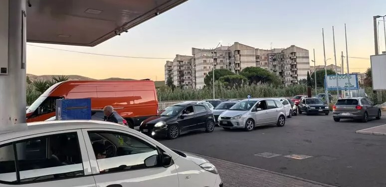 Calabria. Lunghe file ai distributori per la paura di restare senza carburante