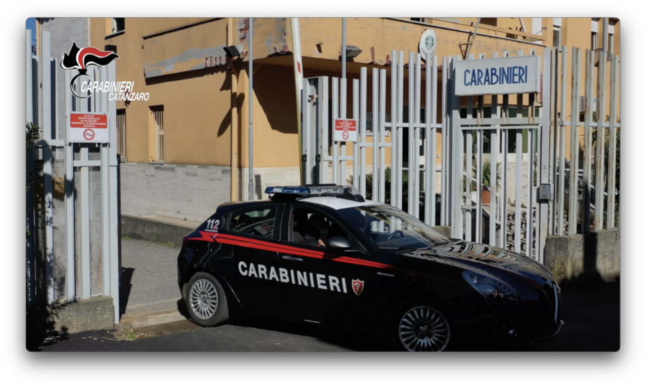 Maida. Tentato furto in una profumeria del centro commerciale, arrestato dopo l’inseguimento dai Carabinieri