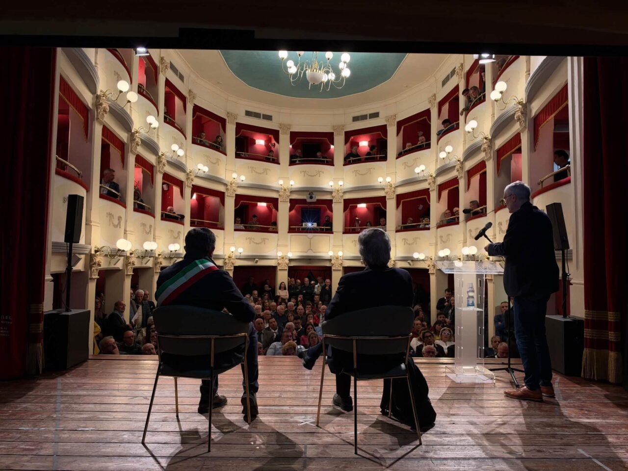 Agguato a Cassano. Teatro gremito per “Giù le mani dalla città ”, Savino: “questa è l’ora di reagire”