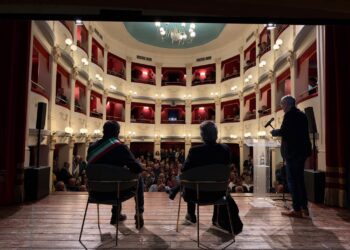 Agguato a Cassano. Teatro gremito per “Giù le mani dalla città”, Savino: “questa è l’ora di reagire”